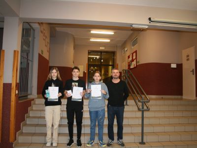 zdjęcie zwycięzców kategorii klas 7-8