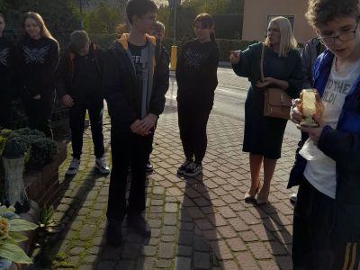 Zdjęcie przy płycie pamiątkowej