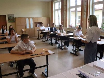 zdjęcie uczniów przed rozpoczęciem egzaminu